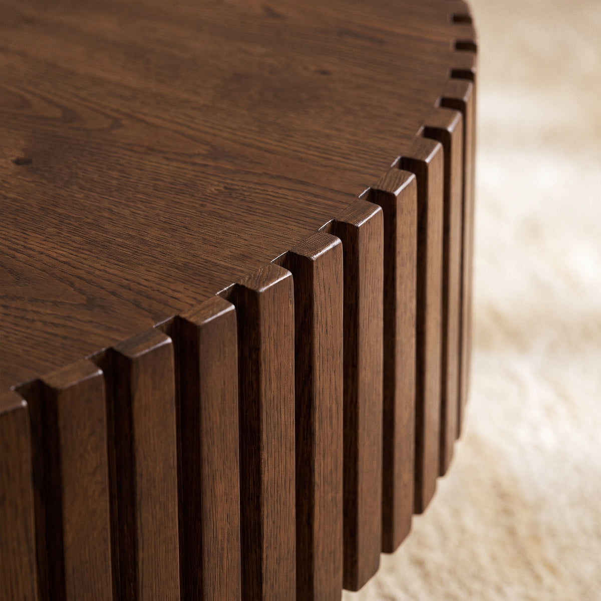 Table basse ronde en bois cannelé – 80 ou 100 cm